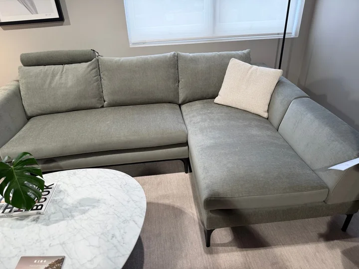 Leather Corner Sofa Styling for Homes With Custom Fencing, Privacy, and Better Outdoor Flow